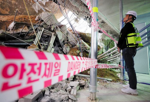 지난 5월 2일 인천 검단신도시 LH 아파트 지하 주차장 붕괴 현장에서 사고조사관이 현장을 점검하고 있다. 연합뉴스