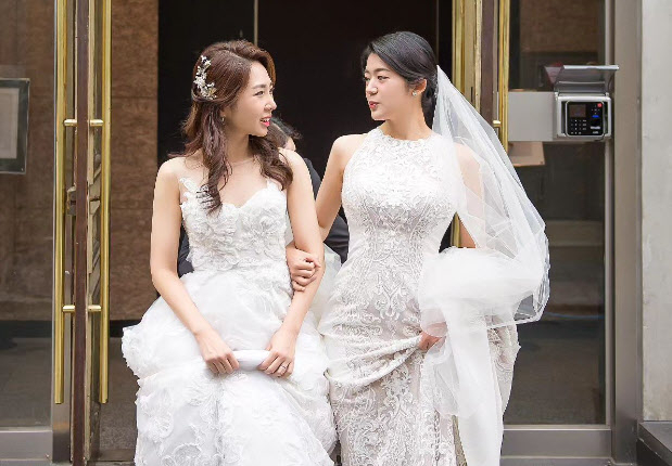 김세연(왼쪽)씨와 김규진씨가 웨딩드레스를 입고 사진을 찍은 모습. 인스타그램 캡처