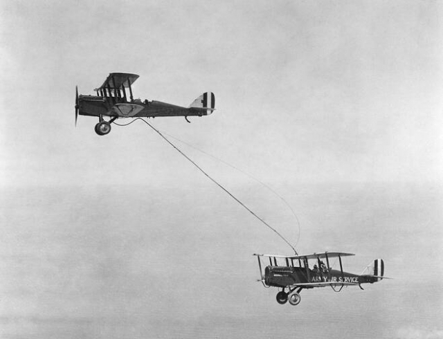 1923년 미 육군항공단은 DH-4B 복엽기 2대를 사용해 현대적 개념의 공중급유에 처음 성공했다. 사진=위키미디어 캡처