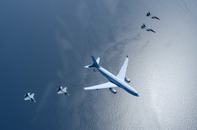 공군 다목적 공중급유수송기 ‘KC-330 시그너스’가 피급유기인 F-15K와 KF-16 전투기 편대와 함께 공중급유임무 수행을 위해 대형을 유지하며 비행하고 있다. 사진 제공=공군