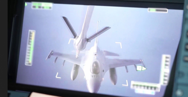 공중급유통제사가 공중급유 임무를 수행할 때 보는 실제 화면. 공중급유통제사들은 3D 카메라로 구현되는 입체화면을 통해 피급유기와의 거리감을 파악한다. 사진 제공=공군