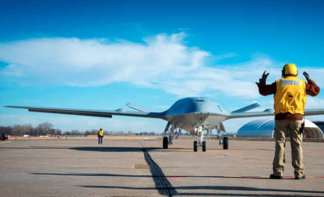 2024년 8월까지 미 해군에 4대가 인도될 예정인 최초의 무인공중급유기인‘ MQ-25A 스팅레이’ 사진=미 국방성 홈페이지