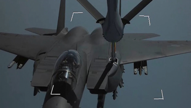 ‘KC-330 시그너스’의 공증급유 막대 붐이 전투기 주유구에 연결되는 모습. 사진=공군 제공