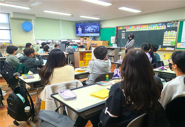 서울 양천구의 한 초등학교에서 학교선택제 교육사업 중 하나인 '미디어 문해력' 교육을 진행하는 모습. 서울 양천구 제공