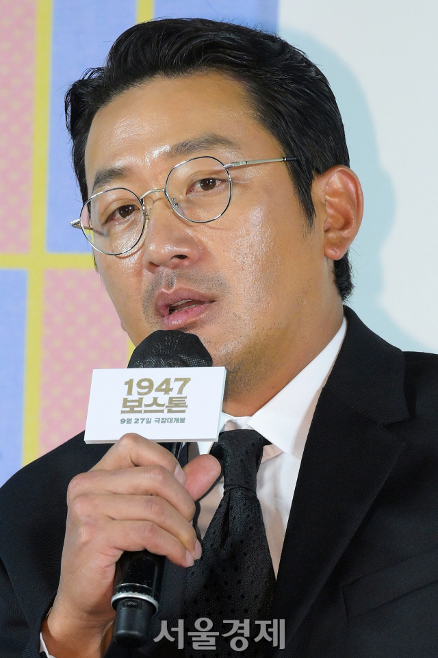 배우 하정우가 31일 오전 서울 광진구 롯데시네마 건대입구에서 진행된 영화 ‘1947 보스톤’(감독 강제규) 제작보고회에서 소감을 말하고 있다. 김규빈 기자