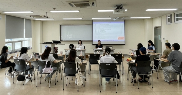 ‘1DAY 선배 멘토링 캠프’에 참여한 법과대학 재학생들이 졸업 선배와 교류하는 모습. 성신여대 제공