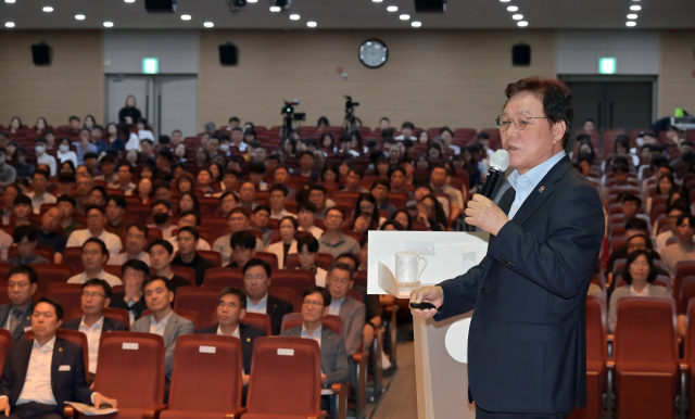 박완수 경상남도지사가 31일 직원을 대상으로 ‘1일 청렴 특별 강사’로 나섰다. /사진제공=경남도