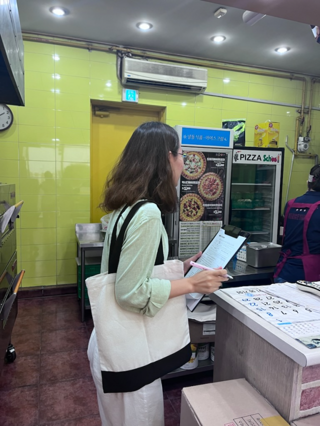 서울 중랑구 직원이 어린이 기호식품 조리·판매 업소를 대상으로 점검을 실시하고 있다. 중랑구 제공.