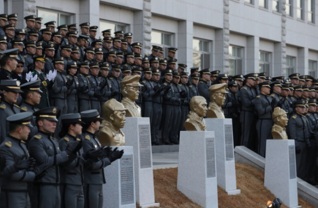 2018년 3월 1일 서울 육군사관학교에서 열린 독립전쟁 영웅 5인 흉상 제막식에서 사관생도와 참석자들이 기념 사진을 찍고 있다. 육사는 독립전쟁에 일생을 바친 홍범도·김좌진·지청천·이범석 장군과 신흥무관학교를 설립한 이회영 선생의 흉상을 탄피 300㎏을 녹여 제작했다. 연합뉴스