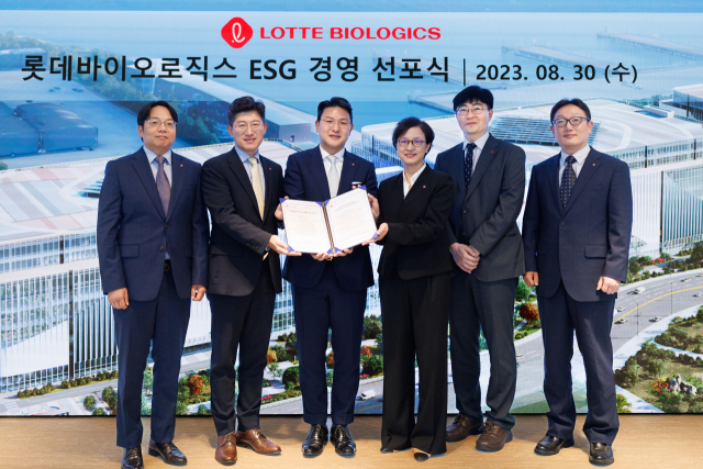 30일 롯데월드타워 EBC센터에서 열린 롯데바이오로직스 ESG 경영선포식에서 임직원들이 기념촬영을 하고 있다. 왼쪽부터 강주언 전략기획부문장, 유형덕 사업운영부문장, 이원직 대표이사, 김경은 Global BD부문장, 조성욱 롯데지주 ESG팀 상무, 하종수 경영지원부문장. 사진 제공=롯데바이오로직스