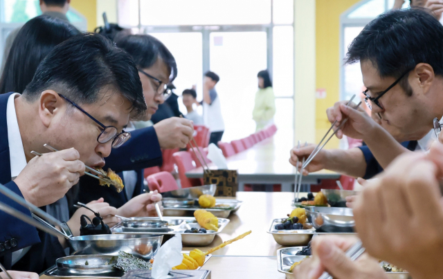 정부 '급식 방사능 우려 말라'…시민단체는 '법으로 일본 수산물 중단하길'