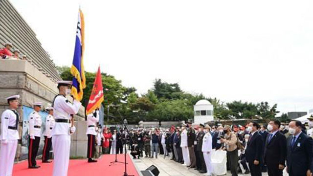 지난해 9월 15일 인천상륙작전기념관에서 열린 전승 기념식에서 참석자들이 국기에 경례하고 있다. 사진 제공=해군