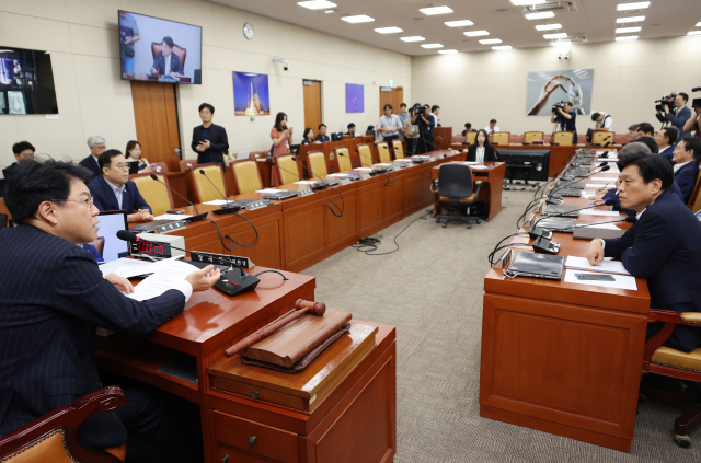 31일 국회에서 여당 의원들이 불참한 가운데 열린과학기술정보방송통신위원회 회의에서 조승래 더불어민주당 의원이 장제원 위원장에게 항의를 하고 있다. 연합뉴스