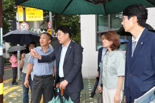 하은호 군포시장이 지난달 30일 재궁동을 방문해 ‘찾아가는 이동시장실’을 운영하고 있다. 사진 제공 = 군포시