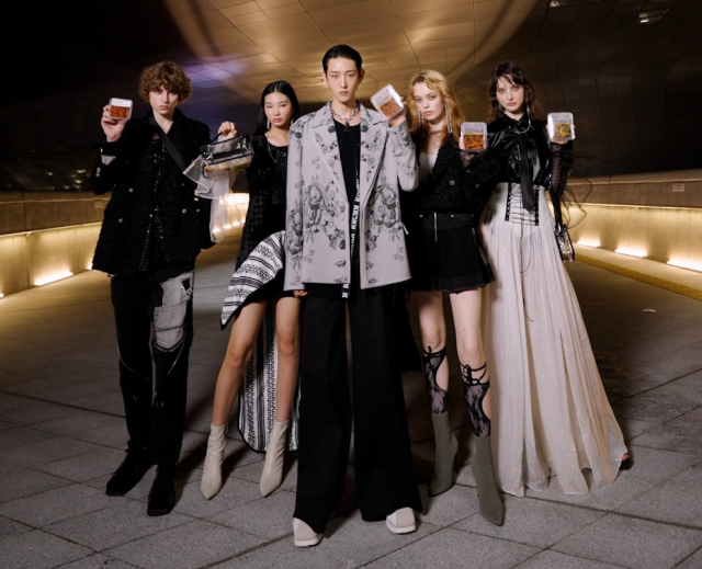 이마트24와 곽현주컬렉션이 기획한 패션쇼에서 모델들이 이마트24의 '슈퍼키친' 즉석 반찬 상품을 들고 포즈를 취하고 있다. 사진 제공=이마트24