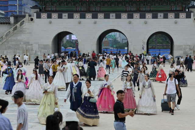 지난달 27일 서울 종로구 경복궁이 관광객들로 붐비고 있다 연합뉴스