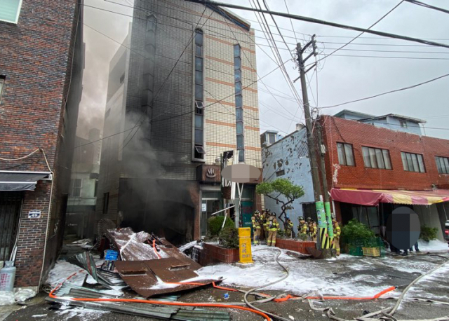 1일 오후 부산 동구의 한 목욕탕에서 불이 나 소방관들이 진화작업을 하고 있다. 화재에 이은 폭발로 소방관과 지자체 공무원 등 10여 명이 다쳤다. 사진제공=부산소방본부