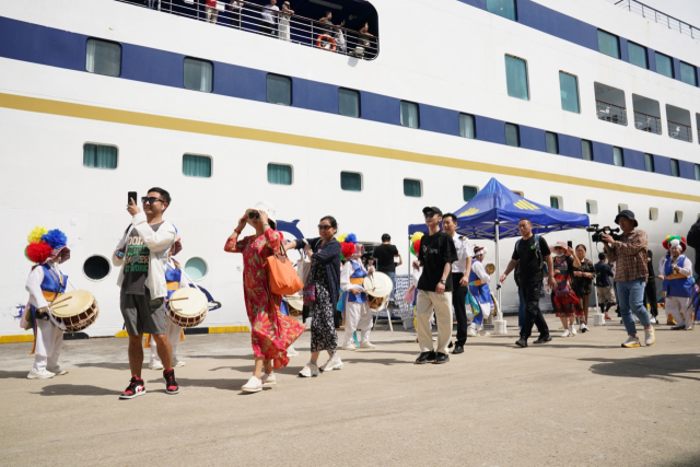 지난달 31일 제주도에 도착한 블루드림스타호 크루즈에서 중국인 관광객들이 내리고 있다. 사진 제공=롯데면세점