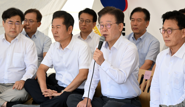 이재명 더불어민주당 대표가 1일 국회 야외 단식투쟁천막에서 열린 최고위원회의에 참석하고 있다. 권욱 기자