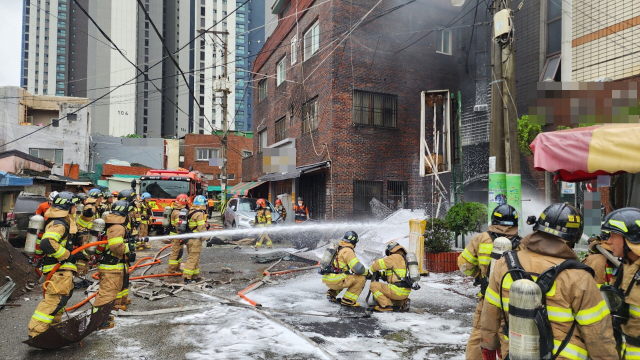 1일 오후 부산 동구 한 목욕탕에서 화재로인한 폭발이 발생해 소방대원들이 진화를 하고 있다. 연합뉴스
