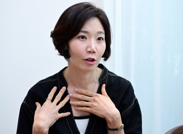 황지혜 작가가 ‘컬러 인사이드’에 대해 설명하고 있다. 성형주 기자