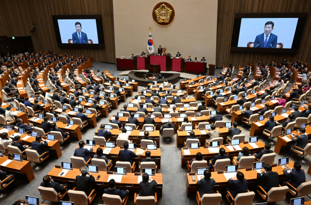 김진표 국회의장이 1일 국회 본회의장에서 정기국회 개회사를 하고 있다. 권욱 기자