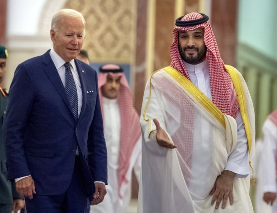 조 바이든 미국 대통령이 지난해 7월15일(현지시간) 사우디아라비아 제다에 도착해 무함마드 빈 살만 알사우드 왕세자의 안내를 받고 있다. AP 연합뉴스