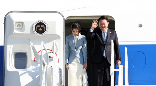 7월 12일(현지시간) 리투아니아에서 폴란드로 출발하기 위해 공군 1호기에 오른 윤석열 대통령과 김건희 여사의 모습. 연합뉴스