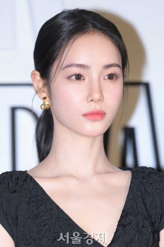 배우 홍수주가 1일 오후 서울 성동구 디올 성수에서 진행된 ‘레이디 디올 셀러브레이션(LADY DIOR CELEBRATION)’ 전시회 기념 포토콜에서 포즈를 취하고 있다. 김규빈 기자