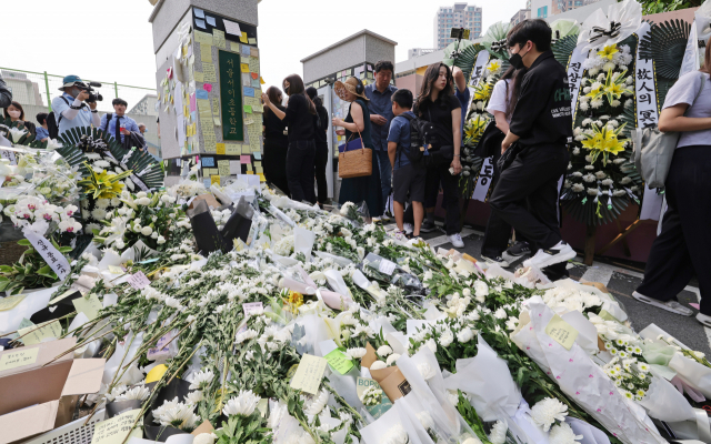 지난 7월 20일 초등학교 담임 교사가 극단적 선택을 하는 사건이 벌어진 서울 서초구 서이초등학교 정문 앞에서 동료교사들과 추모객이 고인을 추모하고 있다. 권욱 기자