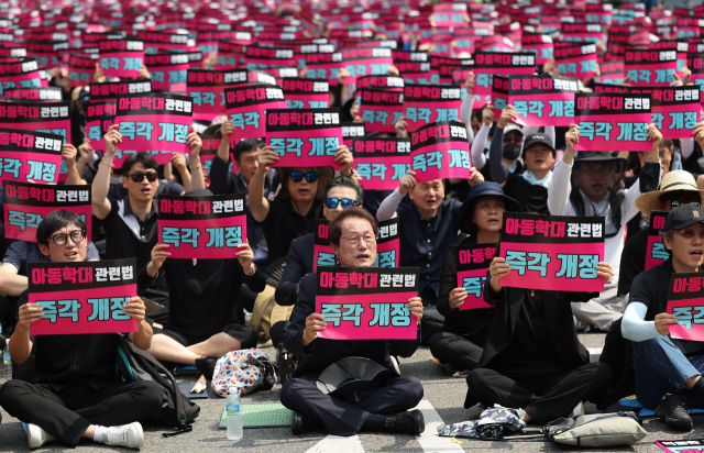 조희연 서울시교육감이 19일 오후 서울 여의도 국회 앞에서 열린 서이초 교사 사망 사건 진상규명 및 아동학대 관련법 즉각 개정 촉구 집회에 참석해 구호를 외치고 있다. 연합뉴스