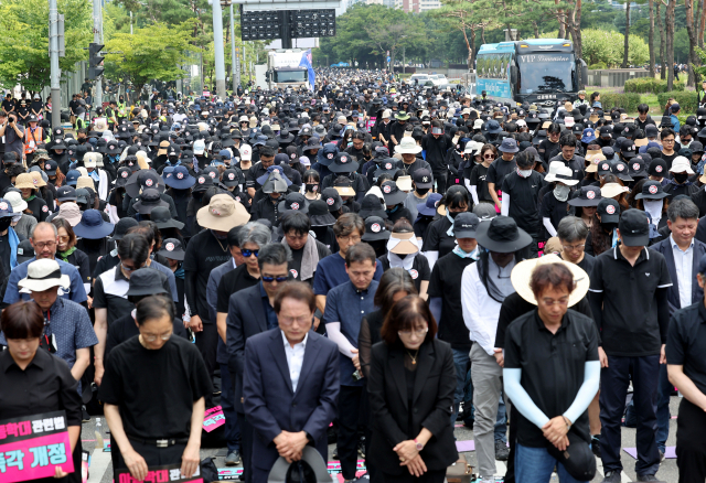 지난 8월 19일 오후 서울 여의도 국회 앞에서 전국 각지에서 모인 교사들이 서이초 교사 사망 사건 진상규명과 아동학대 관련법 즉각 개정을 촉구하는 집회를 하고 있다. 연합뉴스