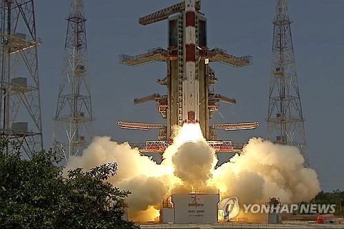 인도우주연구기구(ISRO)가 2일 태양 관측용 '아디티아 L1'(Aditya L1) 인공위성을 인도 남부 안드라프라데시주 스리하리코타 우주기지에서 발사했다. /연합뉴스