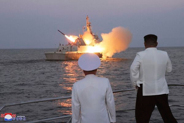 조선중앙통신이 지난달 21일 북한 김정은이 동해 해군 함대를 방문해 순항미사일 발사 훈련을 참관했다고 보도했다. 연합뉴스