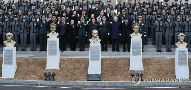 사진은 지난 2018년 3월 1일 서울 육군사관학교에서 열린 독립전쟁 영웅 5인 흉상 제막식 모습. 군은 5인 모두의 흉상 철거를 추진하다 논란이 확산되자 홍범도 장군 흉상만 이전하는 쪽으로 가닥을 잡은 것으로 보인다. /연합뉴스