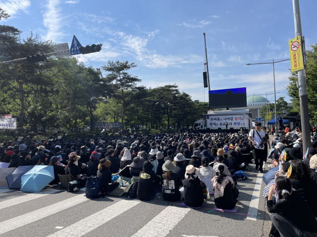 교사들이 2일 서울 여의도 국회 앞에서 열린 ‘50만 교원 총궐기 추모집회’에서 집결해 있다. 신중섭 기자