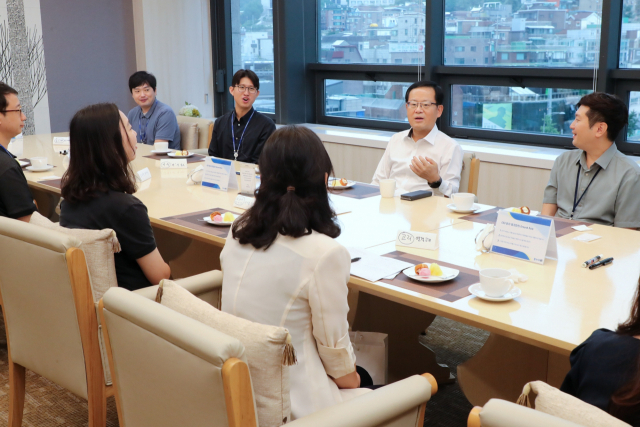 3일 서울 중구 우리은행 본점 직원식당에서 조병규(뒷 줄 오른쪽에서 두번째) 은행장이 올 7월 입행 후 처음으로 본부부서로 발령받은 MZ 행원 11명과 함께 점심을 먹으며 대화하고 있다. /사진제공=우리은행