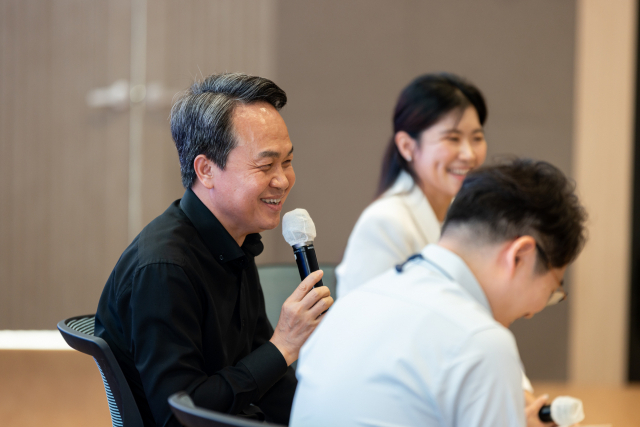 1일 서울 중구 신한금융 본사에서 열린 토크콘서트에서 진옥동(왼쪽) 신한금융지주 회장이 임직원들의 질문에 답하고 있다./사진제공=신한금융지주