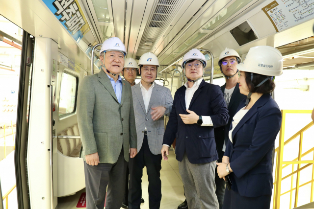 김포골드라인 차량기지 찾은 (왼쪽부터)이상민 행정안전부 장관, 오병권 경기 도 행정1부지사, 김병수 김포시장. 사진 제공=김포시