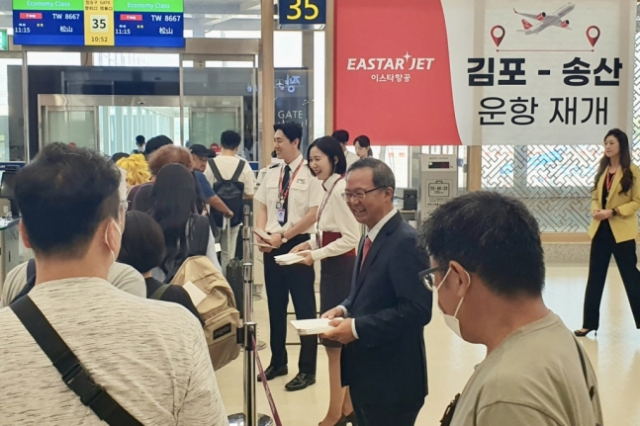 조중석(가운데) 이스타항공 대표가 2일 김포공항에서 임직원들과 함께 대만으로 향하는 국제선 첫 편 승객들에 기념품을 제공하고 있다. 사진 제공=이스타항공