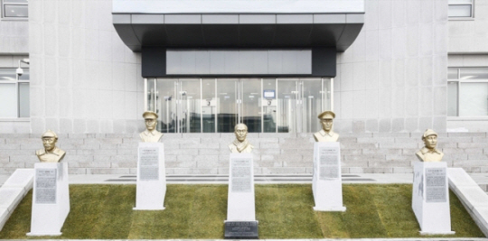 육군사관학교에 건립된 독립전쟁 영웅 5명의 흉상. 왼쪽부터 홍범도 장군, 지청천 장군, 이회영 선생, 이범석 장군, 김좌진 장군. 사진 제공=육사