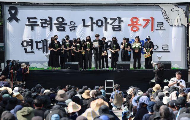 지난 2일 오후 서울 영등포구 국회대로에서 열린 '50만 교원 총궐기 추모 집회'에서 지난 7월 숨진 서이초 교사의 대학원 동기들이 연단에 올라 발언하고 있다. 연합뉴