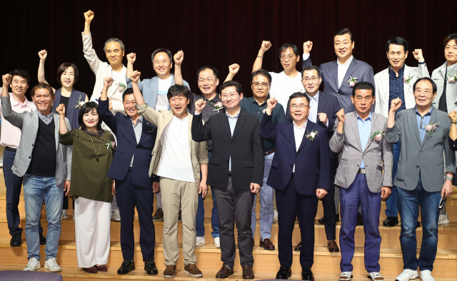 이상일 용인시장이 지난 2일 시청 에이스홀에서 열린 ‘제 4회 용인시협회장기 요가 아사나대회’에 참석해 선수들을 격려하고 기념촬영을 하고 있다. 사진 제공 = 용인시