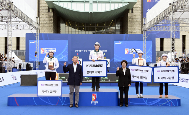 정의선(앞줄 왼쪽) 대한양궁협회장이 3일 서울 용산구 전쟁기념관에서 열린 ‘현대자동차 정몽구배 한국양궁대회 2023’ 시상식에 참석해 여자부 리커브 부문 수상자들과 기념 촬영을 하고 있다. 시상대에는 2위 유수정(왼쪽부터), 1위 정다소미, 3위 오예진, 4위 임두나가 자리했다. 사진 제공=대한양궁협회