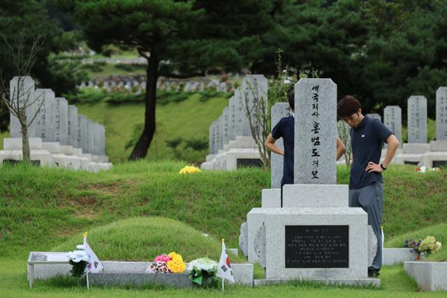 대전 유성구 국립대전현충원 독립유공자 3묘역을 찾은 대전시민들이 홍범도 장군의 묘지를 살펴보고 있다. 연합뉴스
