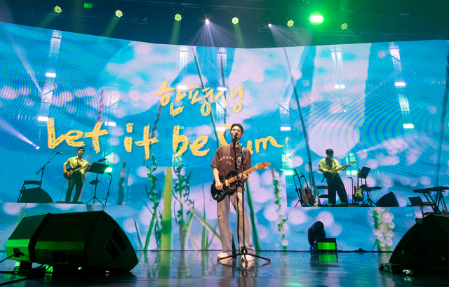 3일 서울 노원구 광운대학교에서 열린 '영케이 솔로 콘서트 레터스 위드 노트'에서 데이식스 영케이가 노래를 부르고 있다. 사진 제공=JYP엔터테인먼트