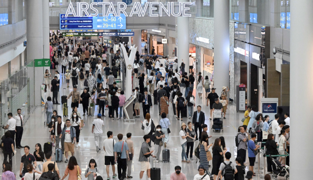 인천국제공항 면세 구역이 출국하는 여행객들로 북적이고 있다. 영종도=이호재기자