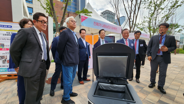 4일 오후 서울 강남구 과학기술컨벤션센터에서 '제6회 지식재산의 날' 기념식 내빈들이 자율주행 스타트업 뉴빌리티의 자율주행 로봇을 살펴보고 있다. 왼쪽부터 홍장원 대한변리사협회장, 이태식 한국과학기술단체총연합회장, 조율래 과학창의재단 이사장, 백만기 국가지식재산위원장, 정갑윤 지식재산단체총연합회장, 김봉수 과학기술사업화진흥원장. 김윤수 기자