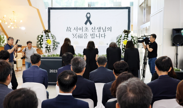 4일 세종시교육청 1층 로비에서 열린 '고 서이초 교사 추도 및 세종교육공동체 회복의 날 행사'에서 교육청 직원과 교사들이 고인을 추도하고 있다. 연합뉴스