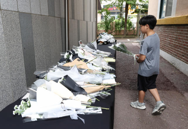 4일 오전 서울 서초구 서이초등학교에 마련된 시민추모공간에서 한 아이가 헌화를 하고 있다. 연합뉴스